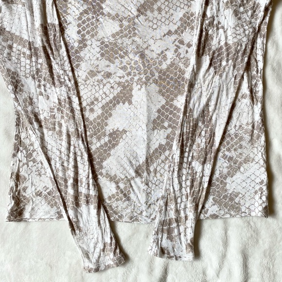 ⭐️ Express Long Sleeve Cold Shoulder Snake Print Long Sleeve Tee Small - Picture 8 of 12